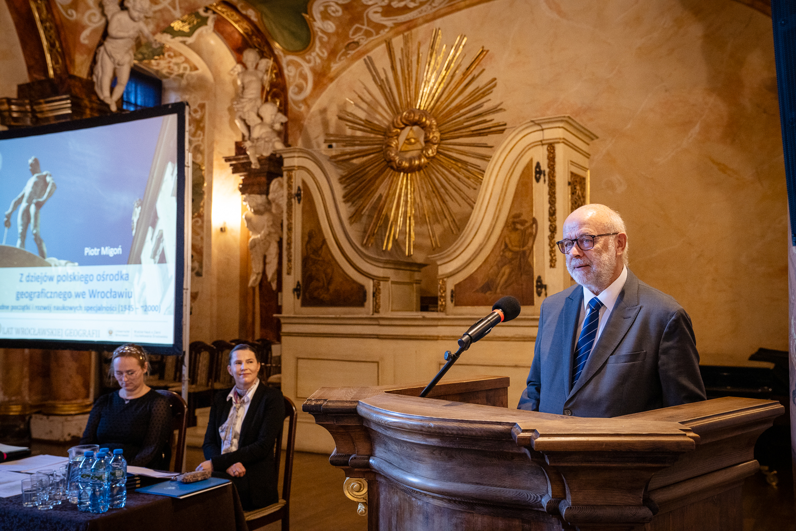 grupa ludzi w zabytkowej sali