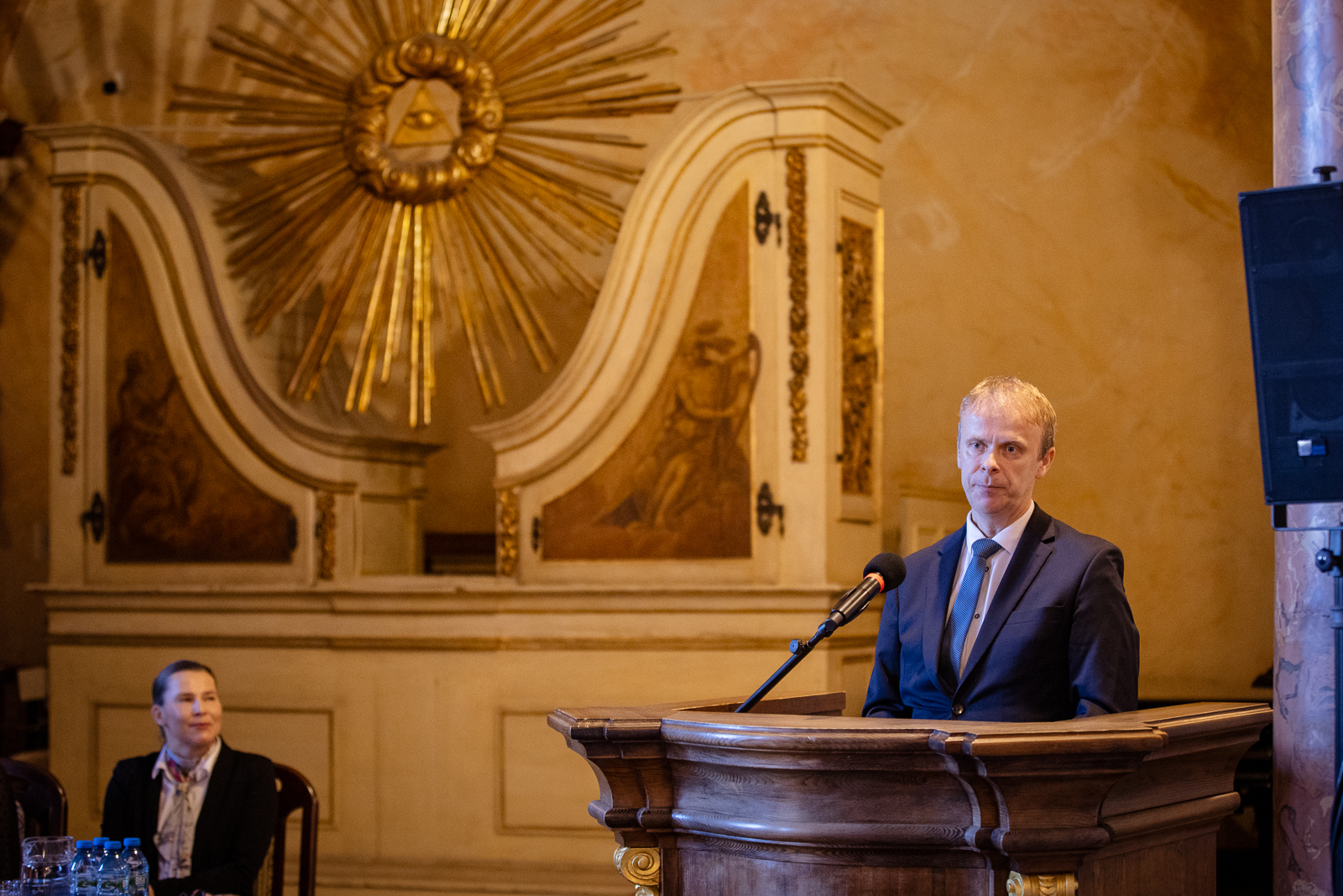 grupa ludzi w zabytkowej sali