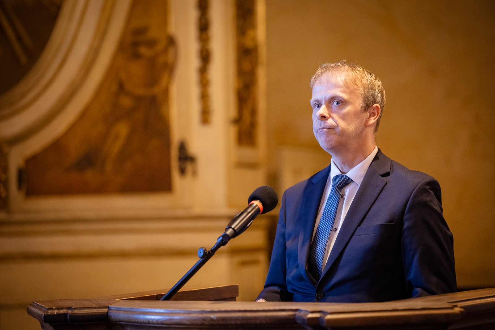 grupa ludzi w zabytkowej sali