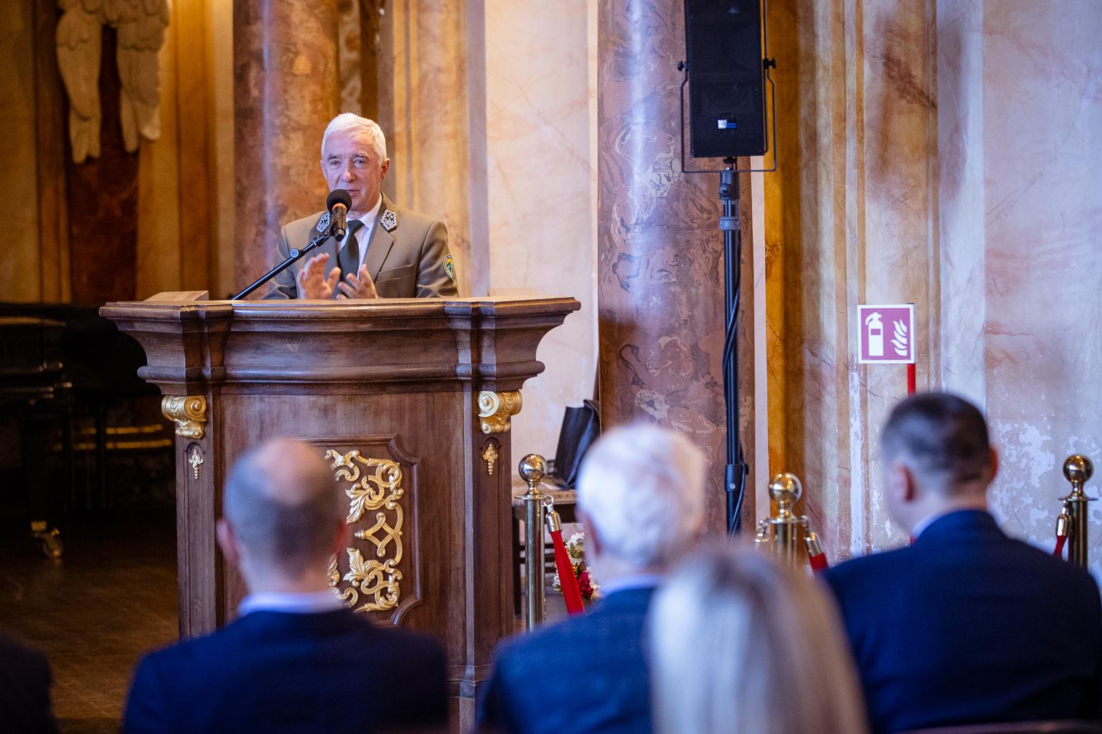 grupa ludzi w zabytkowej sali