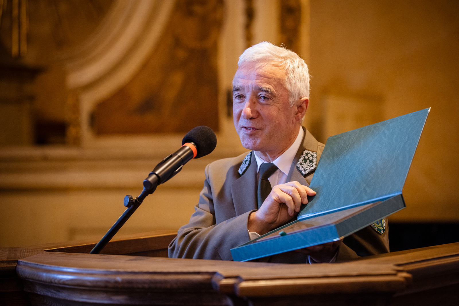 grupa ludzi w zabytkowej sali