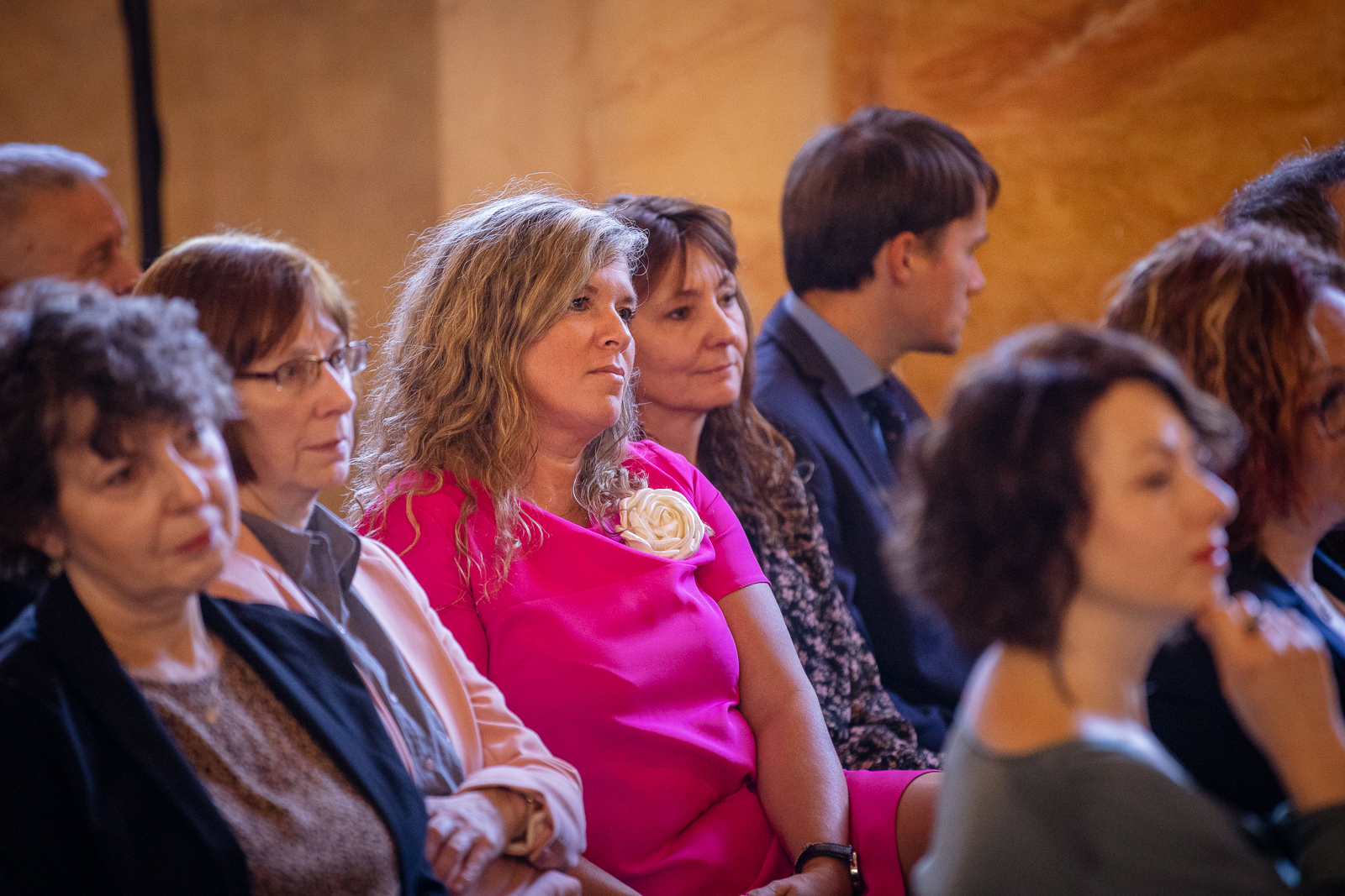 grupa ludzi w zabytkowej sali