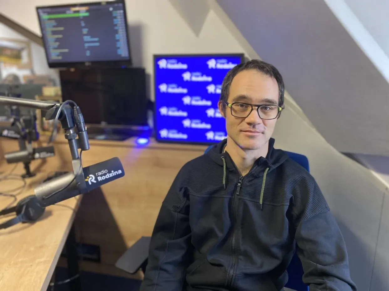 Mężczyzna udzielający wywiadu w Radiu.