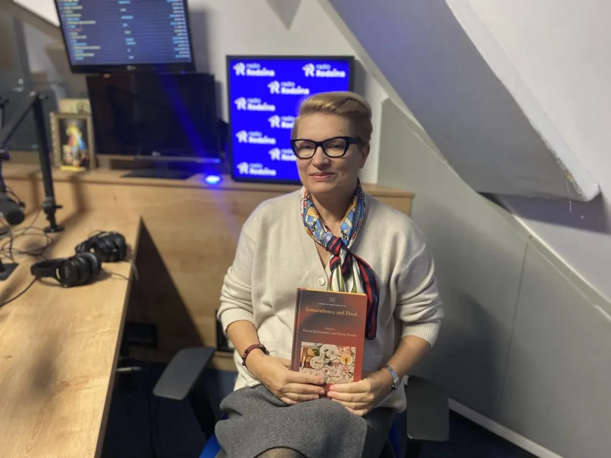 Kobieta udzielająca wywiadu w radiu.