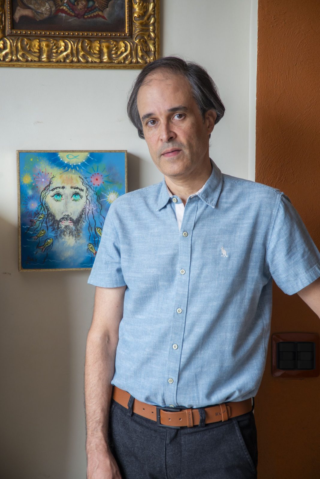 mężczyzna średniego wzrostu