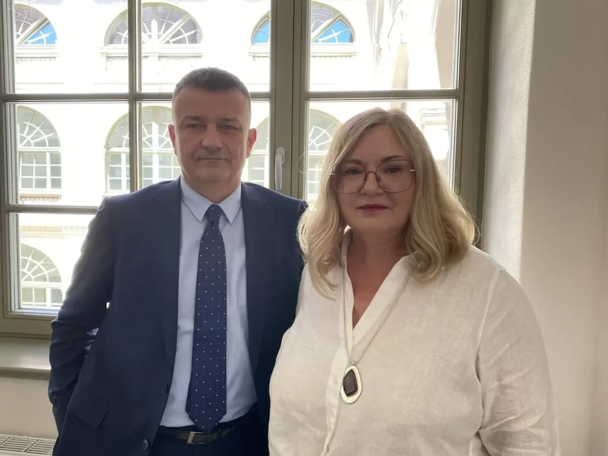 Osoby udzielające wywiadu w radiu.