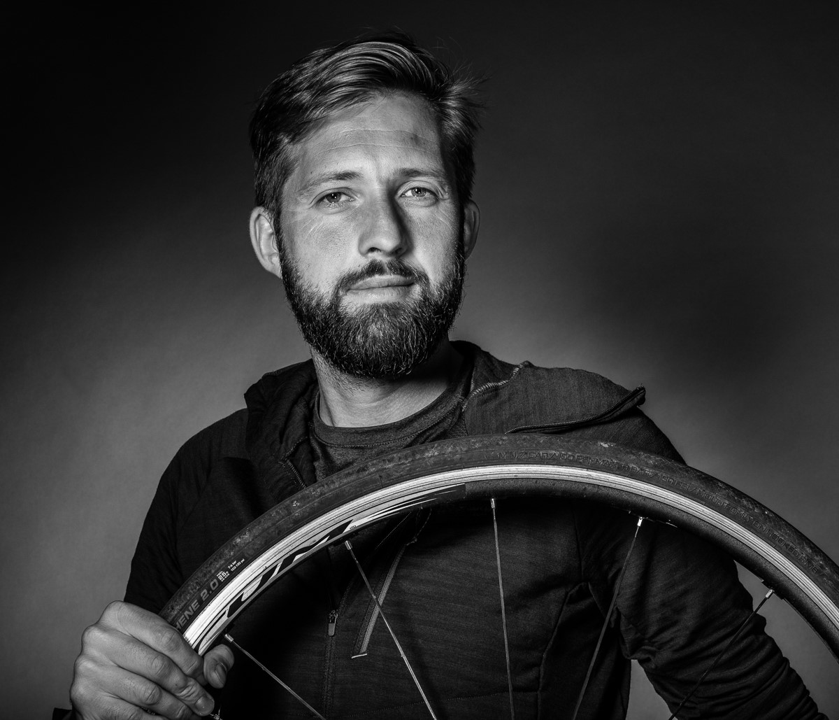 zdjęcie przedstawiające mężczyznę w średnim wieku