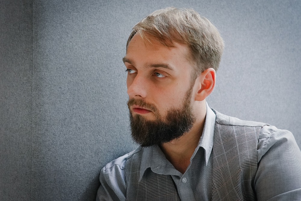 zdjęcie przedstawiające mężczyznę w młodym wieku