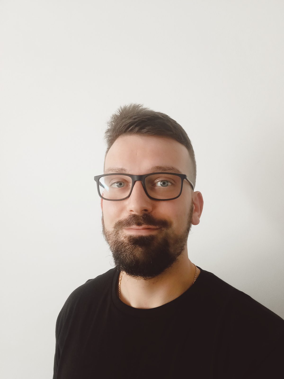 zdjęcie przedstawiające młodego mężczyznę w okularach