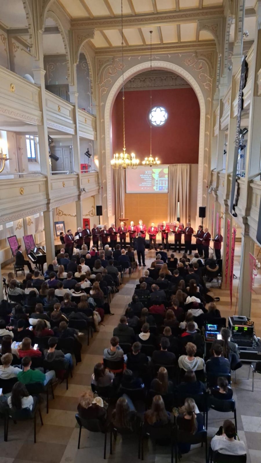 zdjęcie przedstawiające synagogę i ludzi wewnątrz