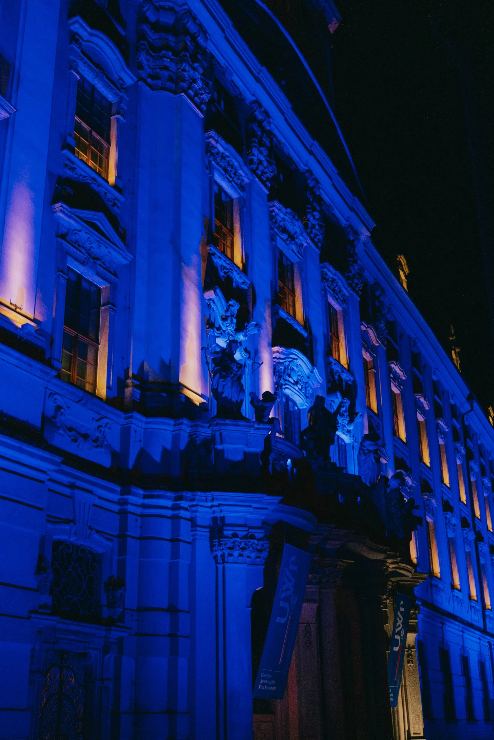 zabytkowy budynek oświetlony na niebiesko