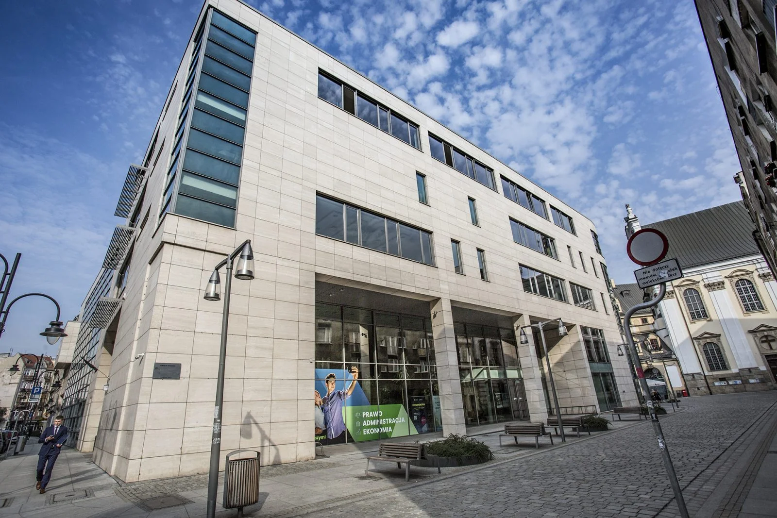 Duży szary budynek z wielkimi oknami, wydział prawa uwr