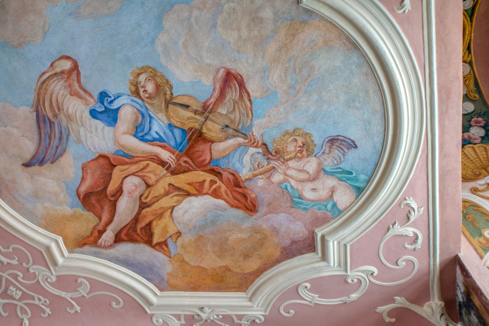 malowidło z aniołami grającymi na skrzypcach i flecie