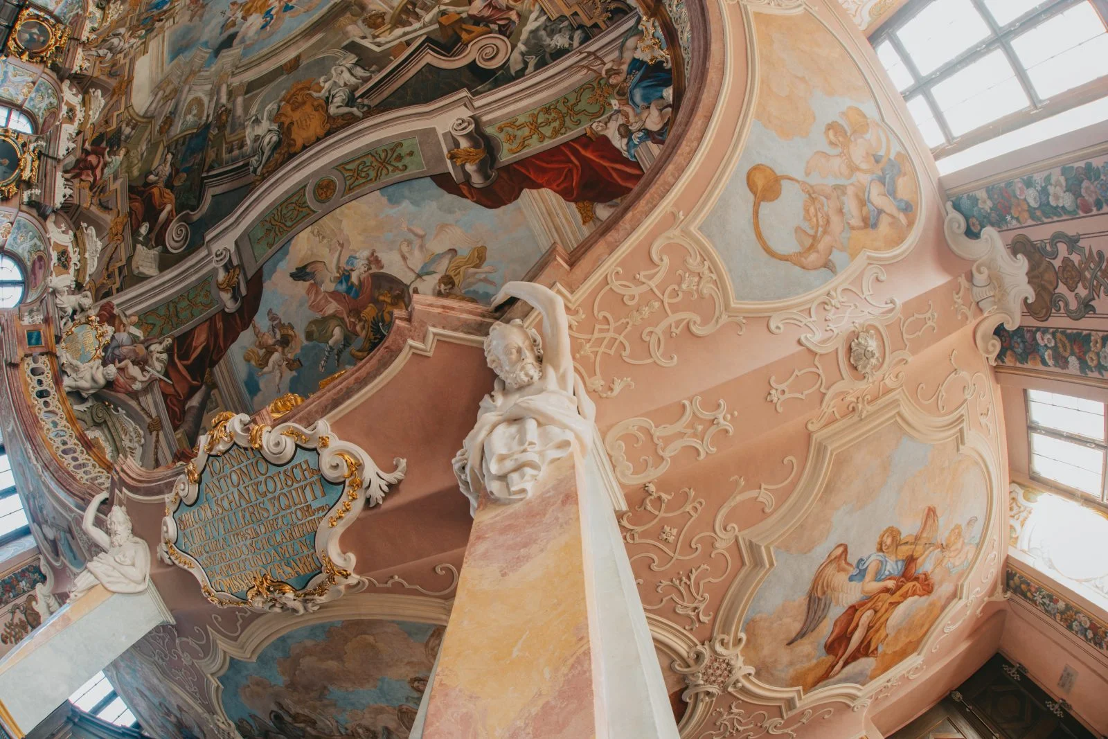 zdjęcie przedstawiajace detal w auli leopoldyńskiej