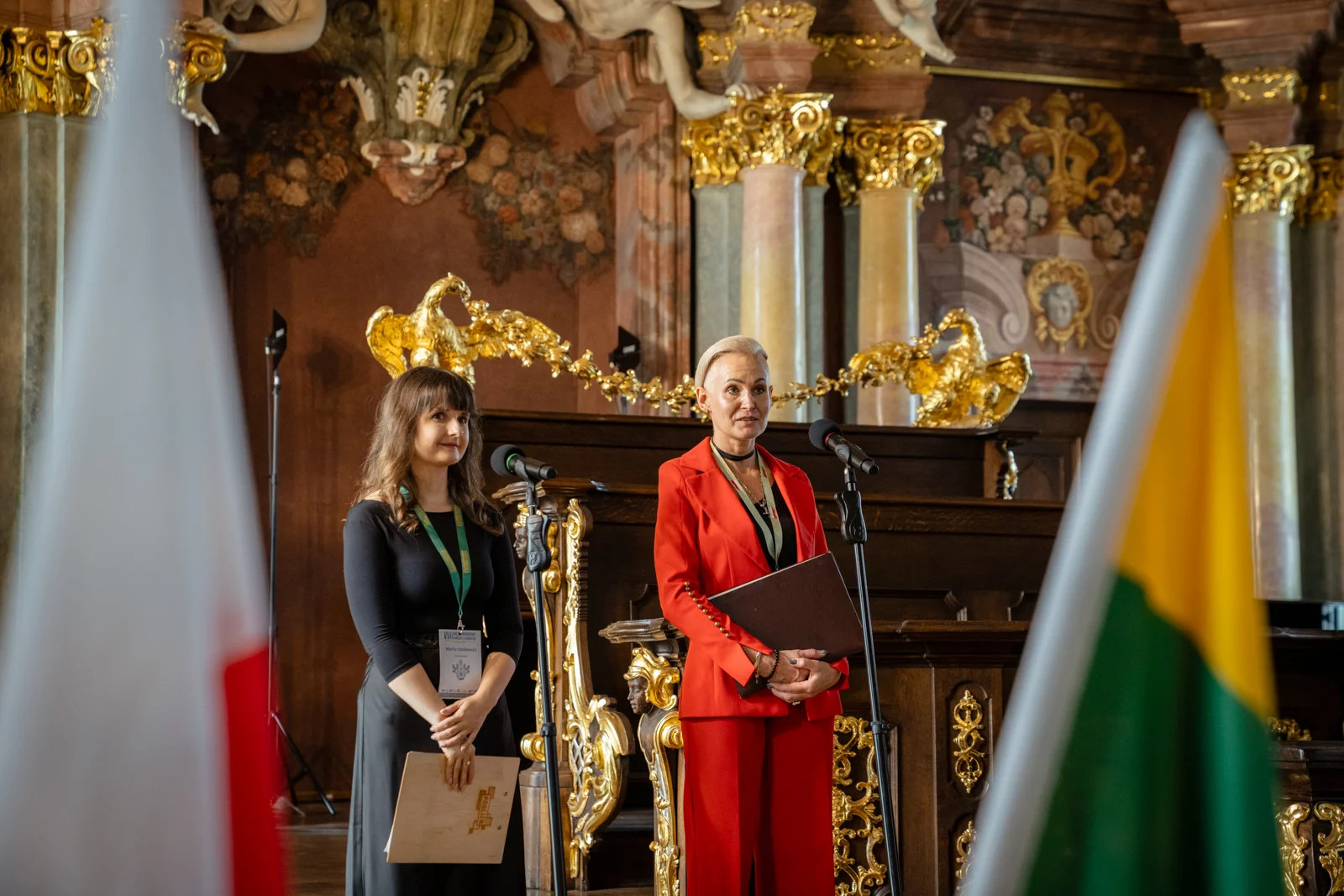 zdjęcie przedstawiające dwie kobiety w auli leopoldyńskiej