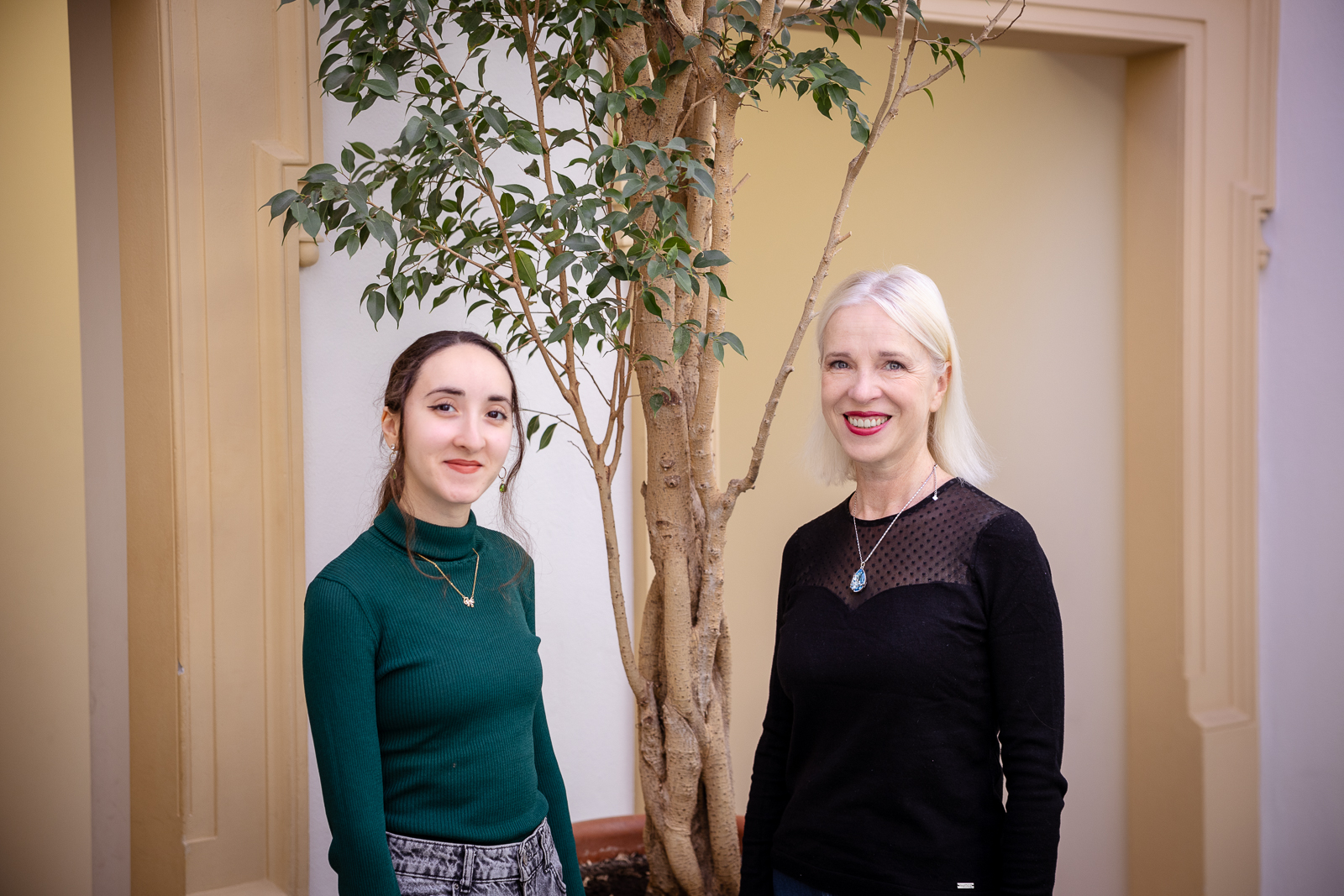 zdjęcie przedstawiające młodą studentkę i dojrzałą profesorkę