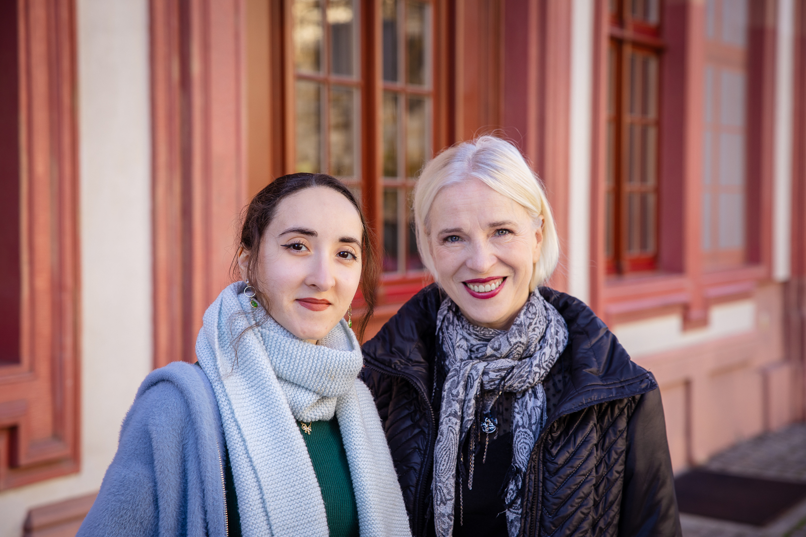 zdjęcie przedstawiające młodą studentkę i dojrzałą profesorkę