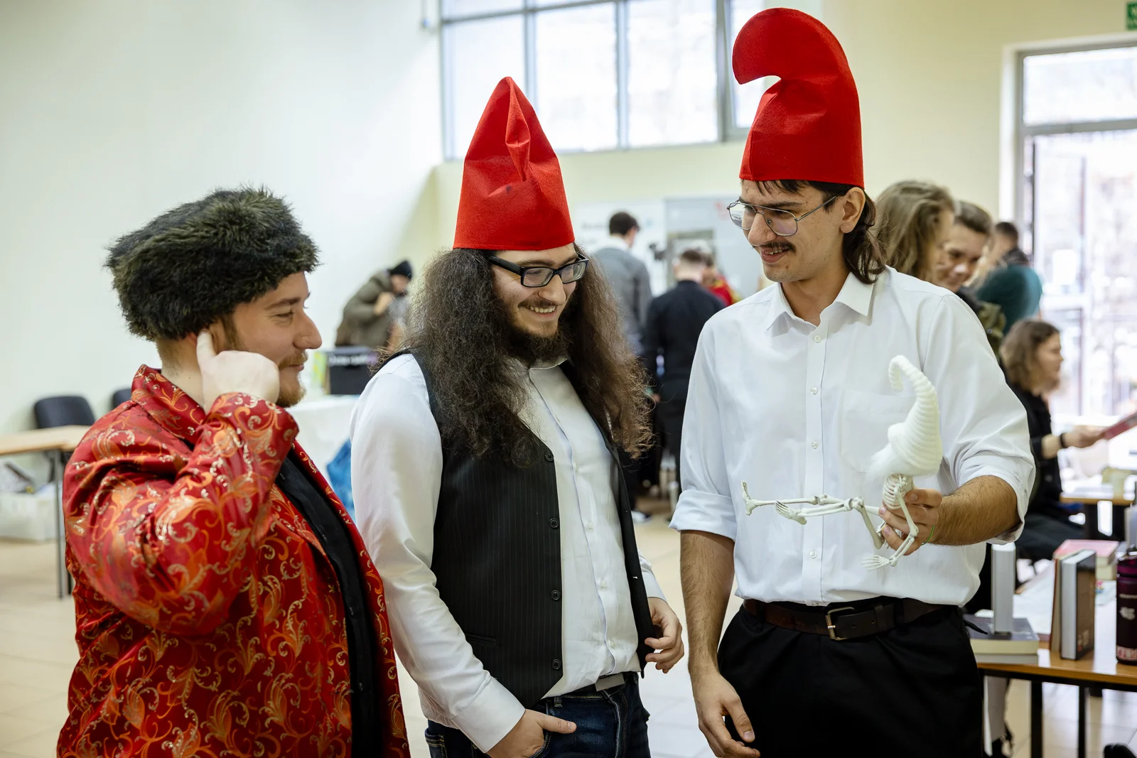 meżczyżni w czapkach