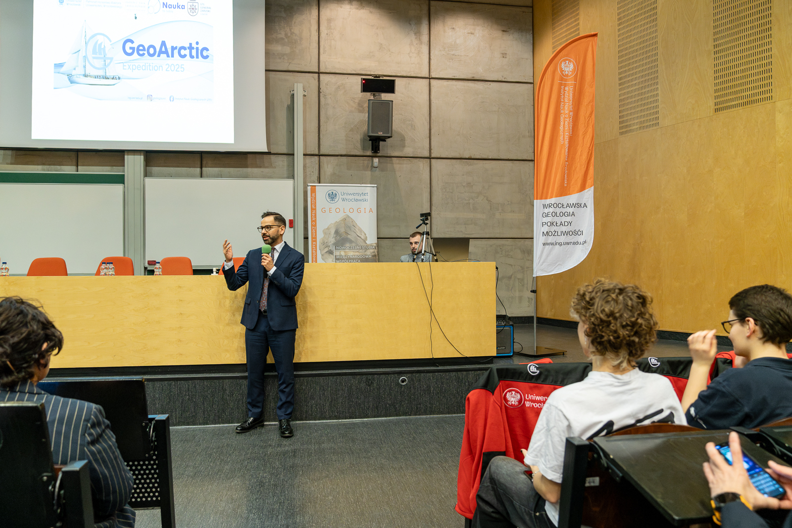 Nauka na Fali, spotkanie będące relacją z wyprawy studentów Uniwersytetu Wrocławskiego na Spitsbergen - GeoArctric Expedition 2025. fot. Paweł Piotrowski