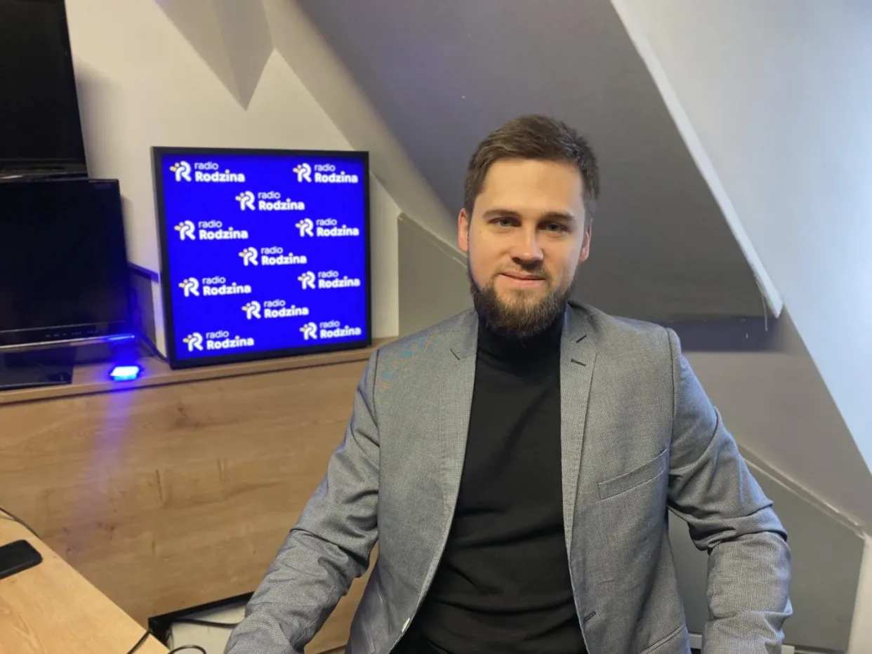 Mężczyzna udzielający wywiadu w Radiu.