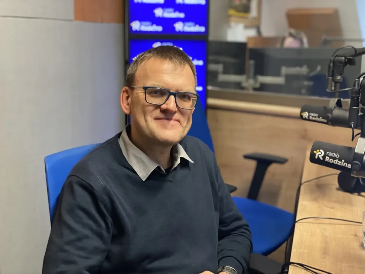 Mężczyzna udzielający wywiadu w Radiu.