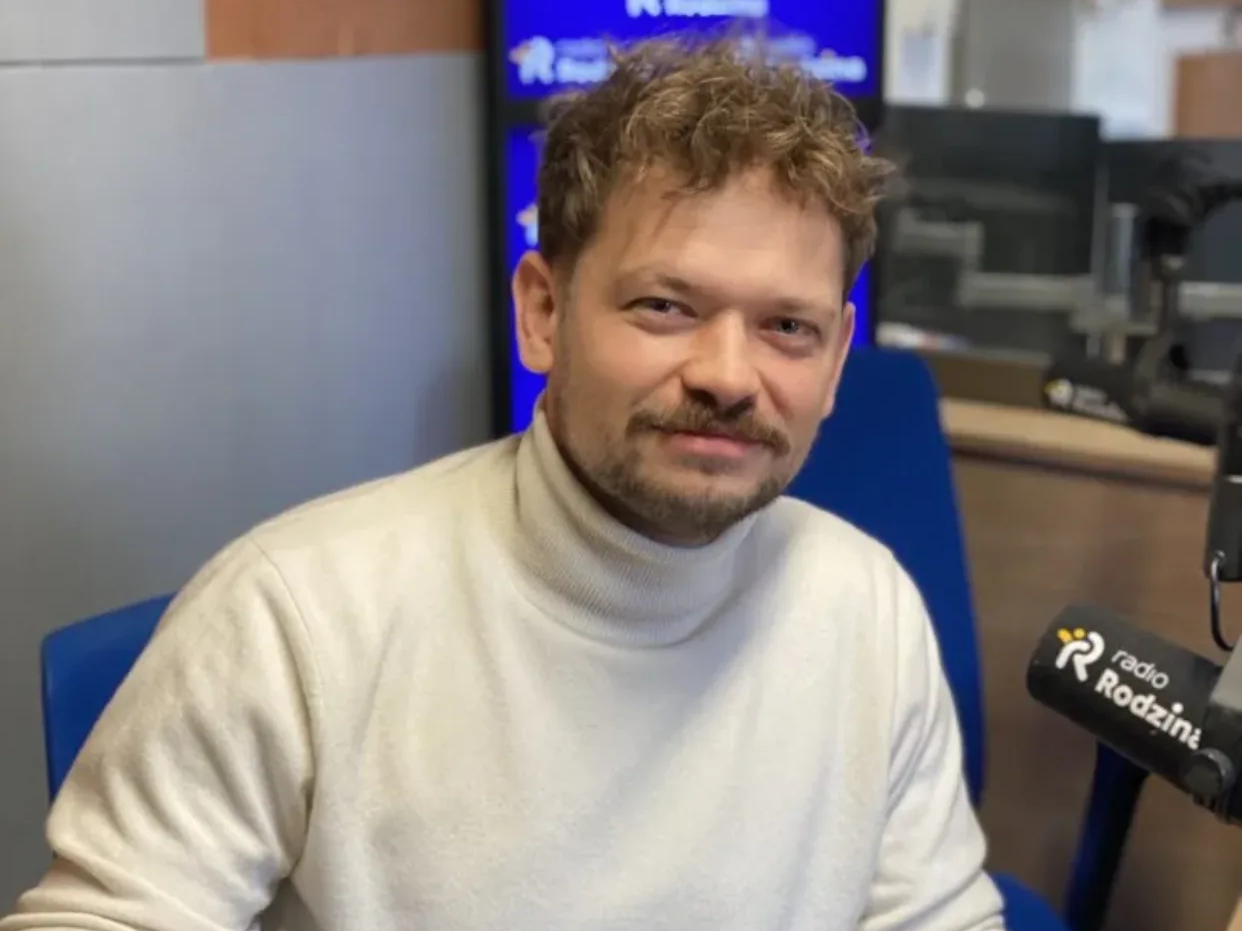 Mężczyzna udzielający wywiadu w Radiu.