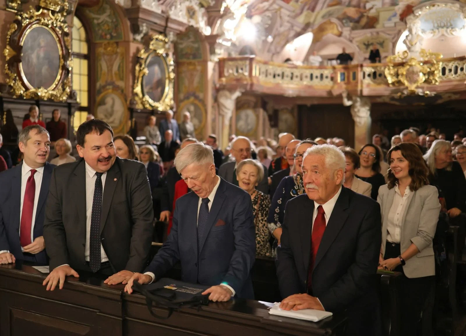 zdjęcie przedstawiające grupę osób w auli leopoldyńskiej
