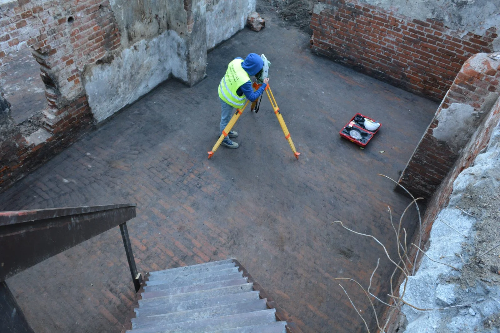 człowiek z przyrządem do mierzenia