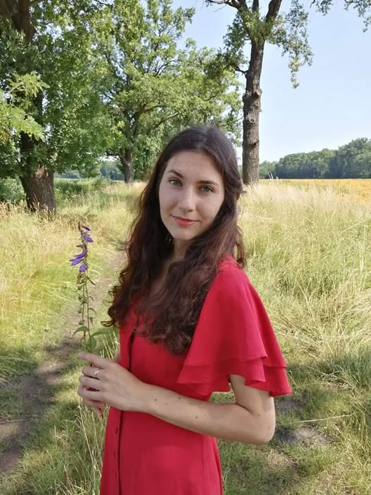 młoda kobieta w czerwonej sukience