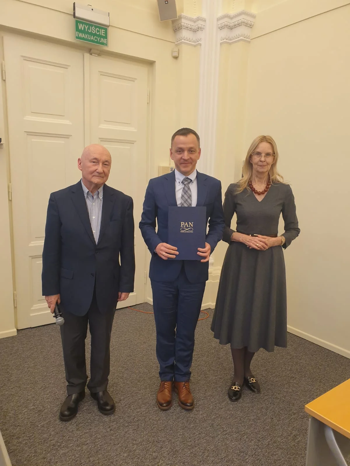 zdjęcie przedstawiające grupę trzech osób