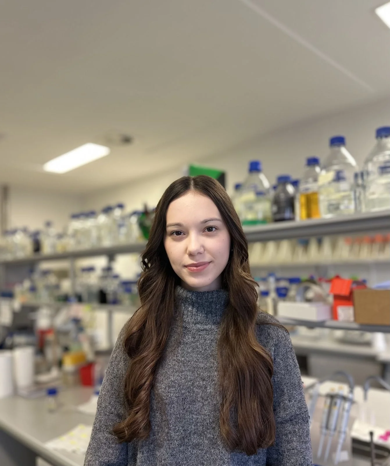 zdjęcie przedstawiające młodą kobietę w laboratorium