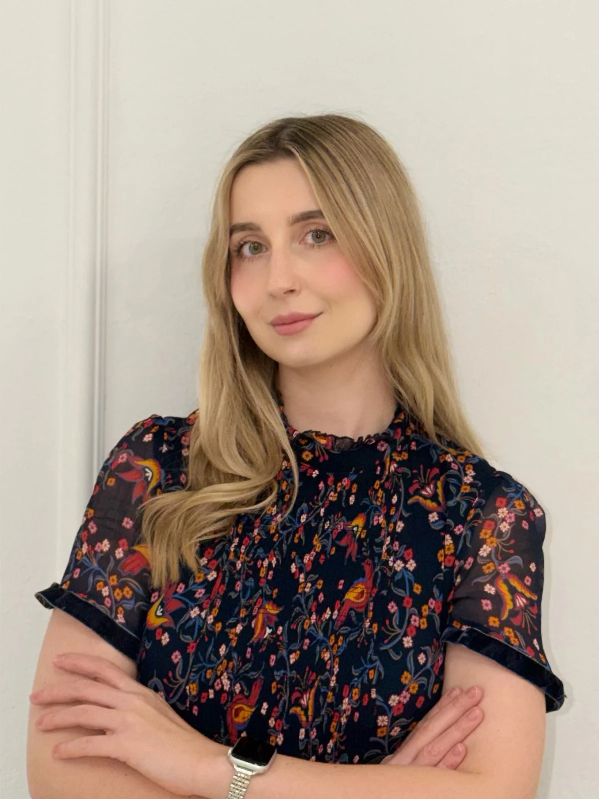 zdjęcie przedstawiające młodą, uśmiechniętą kobietę