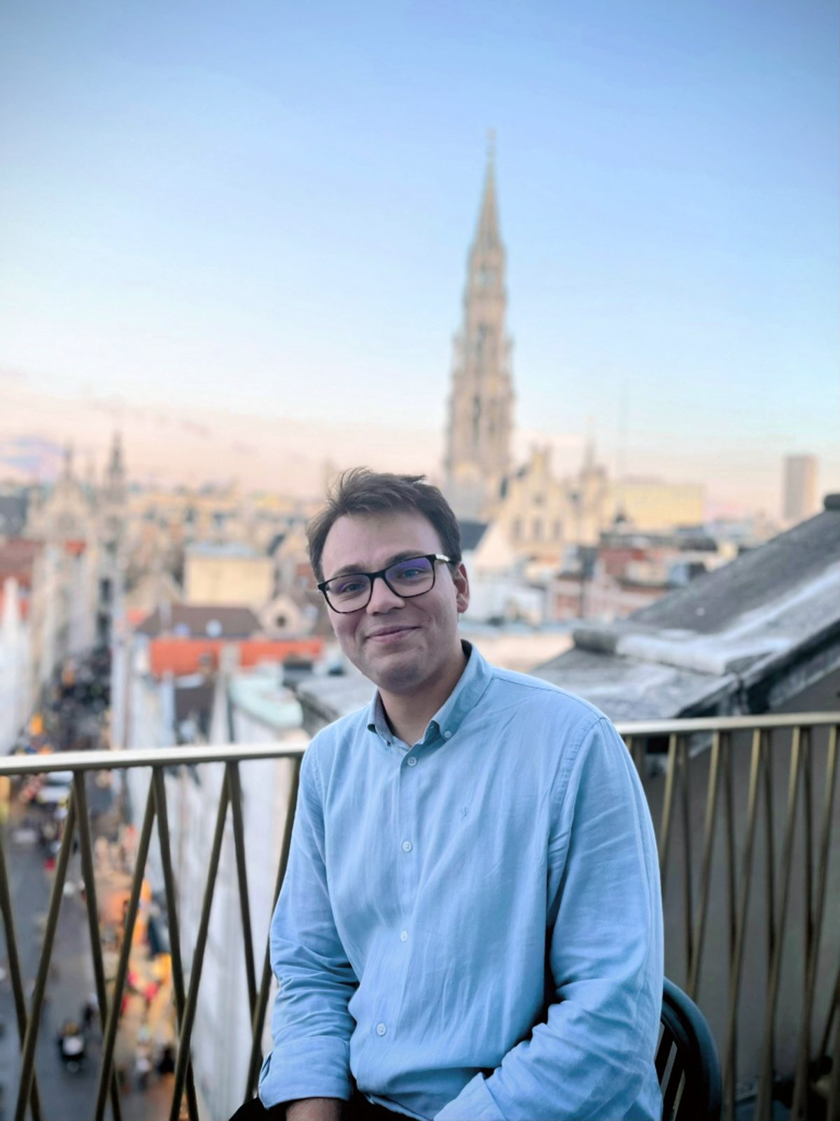 zdjęcie przedstawiające młodego, uśmiechniętego mężczyznę