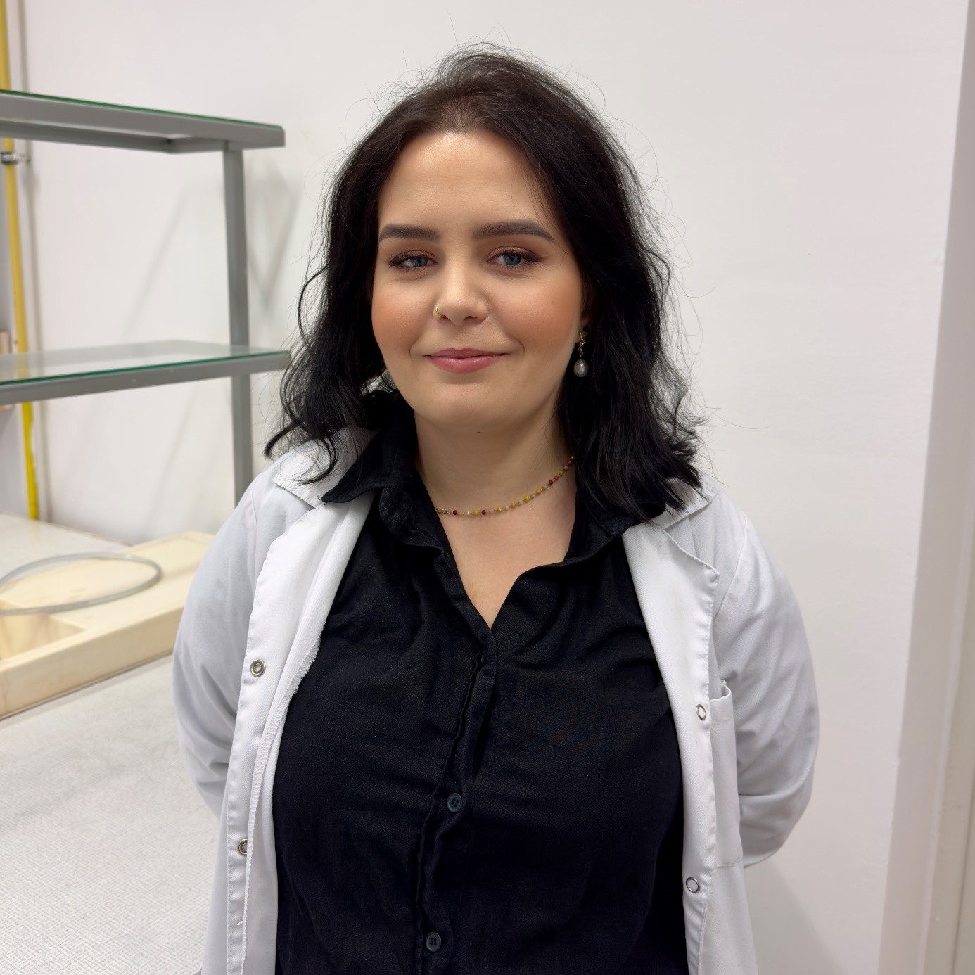 zdjęcie przedstawiające młodą, uśmiechniętą kobietę