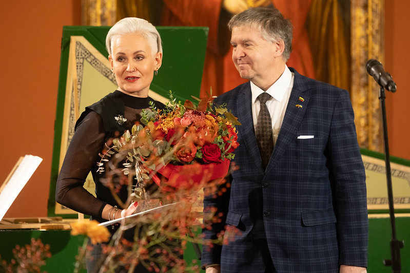 zdjęcie przedstawiające kobietę i mężczyzną ubranych wizytowo