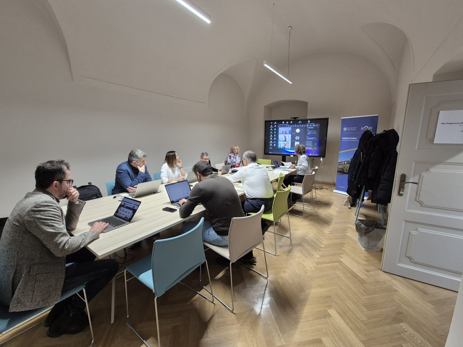 zdjęcie przedstawiające grupę osób w sali