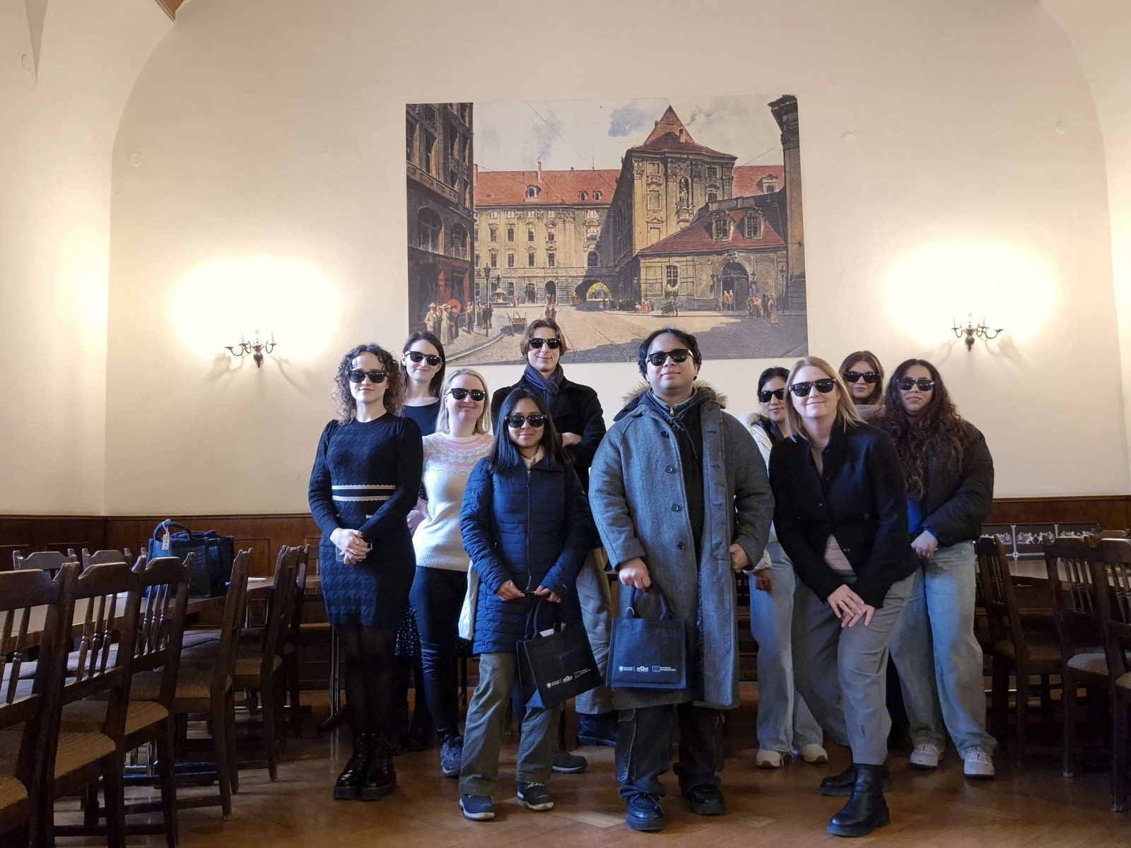 zdjęcie przedstawiające grupę ludzi w sali w gmachu głównym