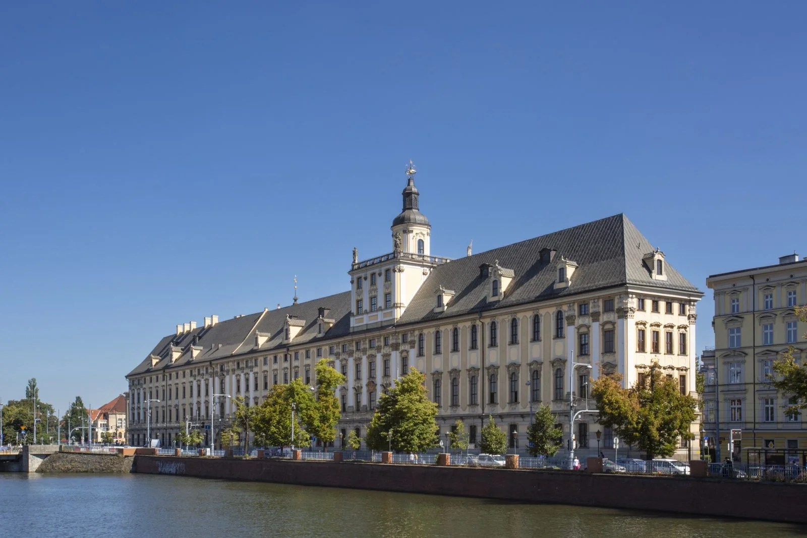 zdjęcie przedstawiające gmach główny uczelni