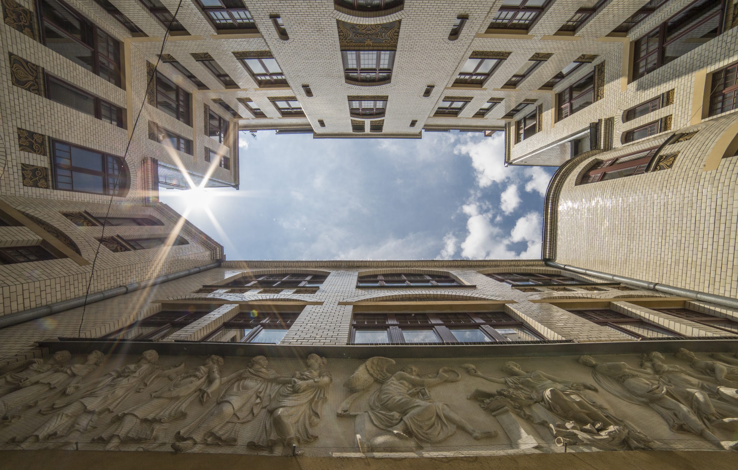 dziedziniec z zabytkowymi budynkami