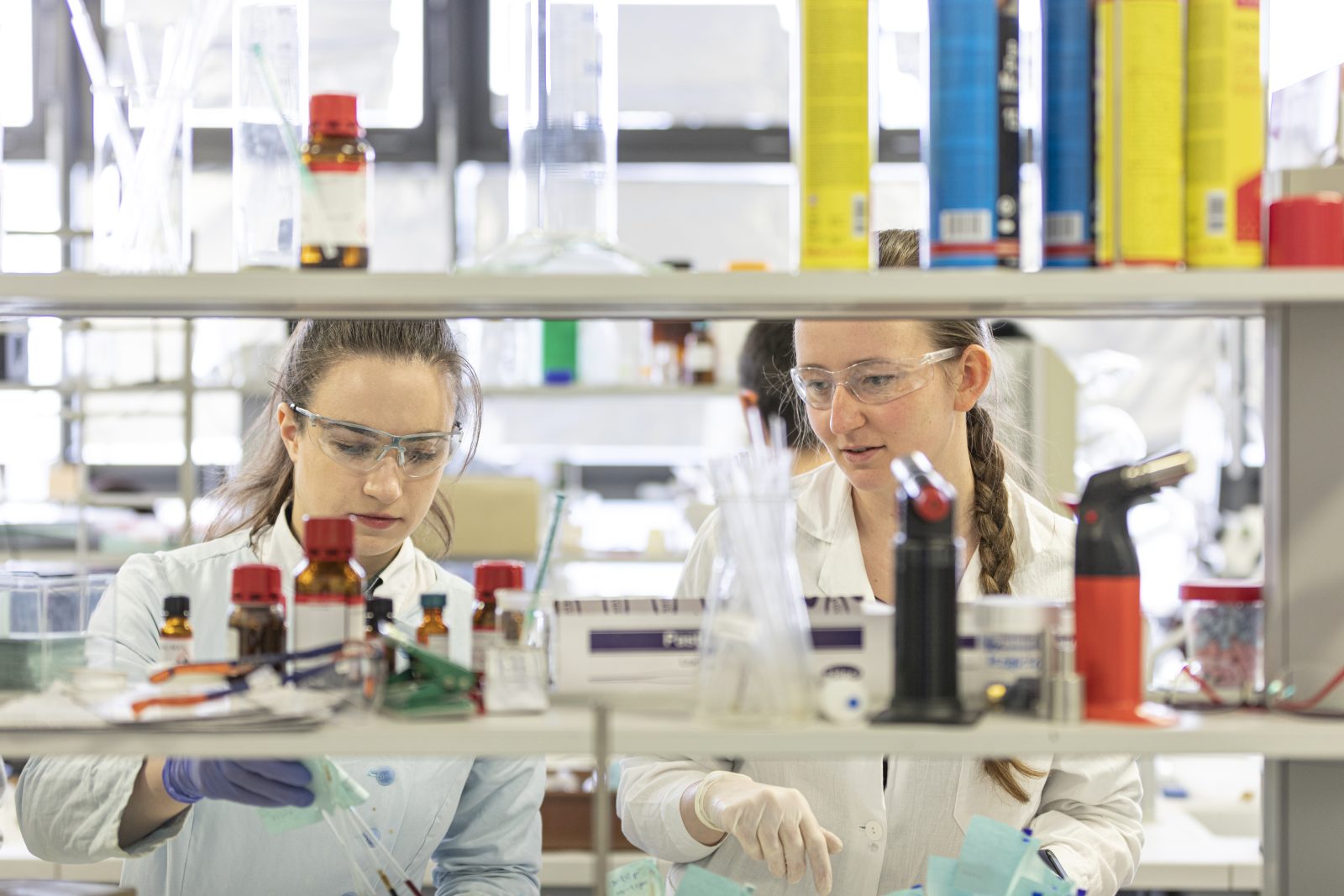 dwie mlode kobiety w laboratorium
