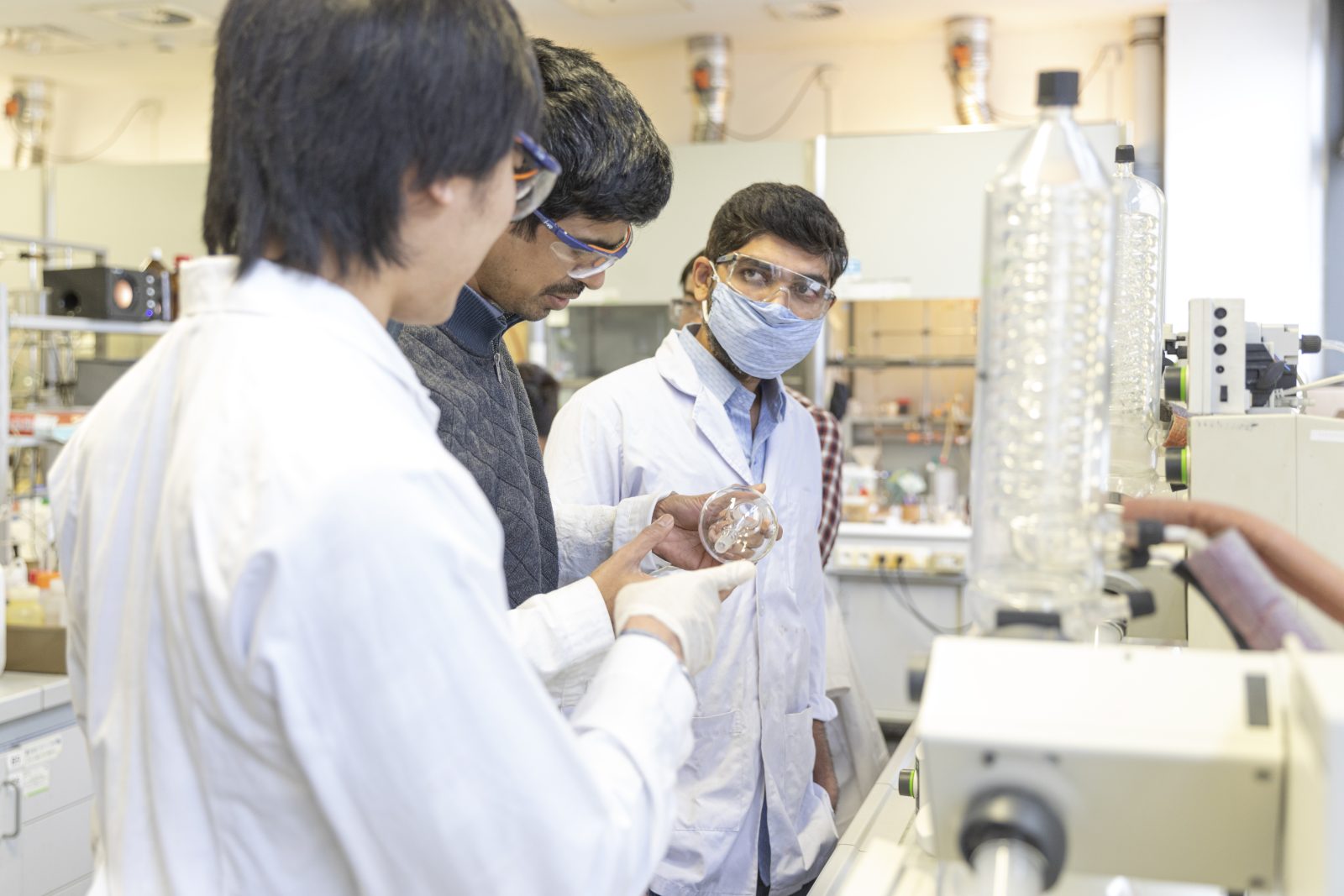 grupa mężczyzn w laboratpruom