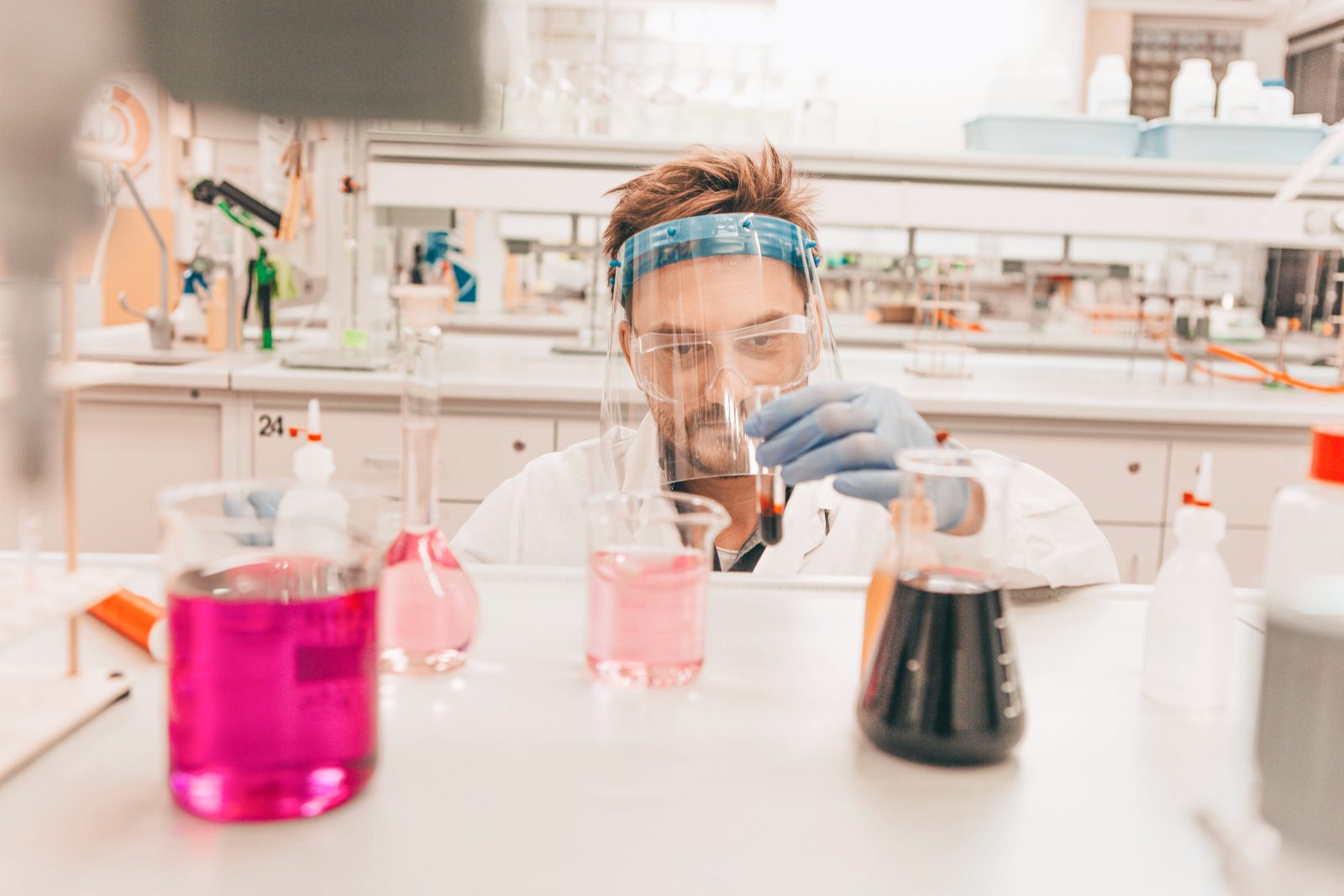 mężczyzna w laboratoporium