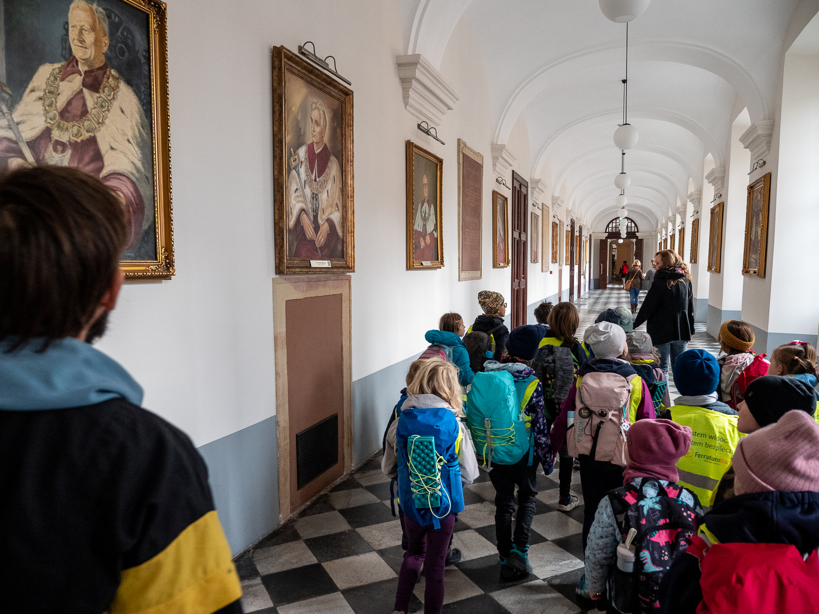 dzieci idą korytarzem