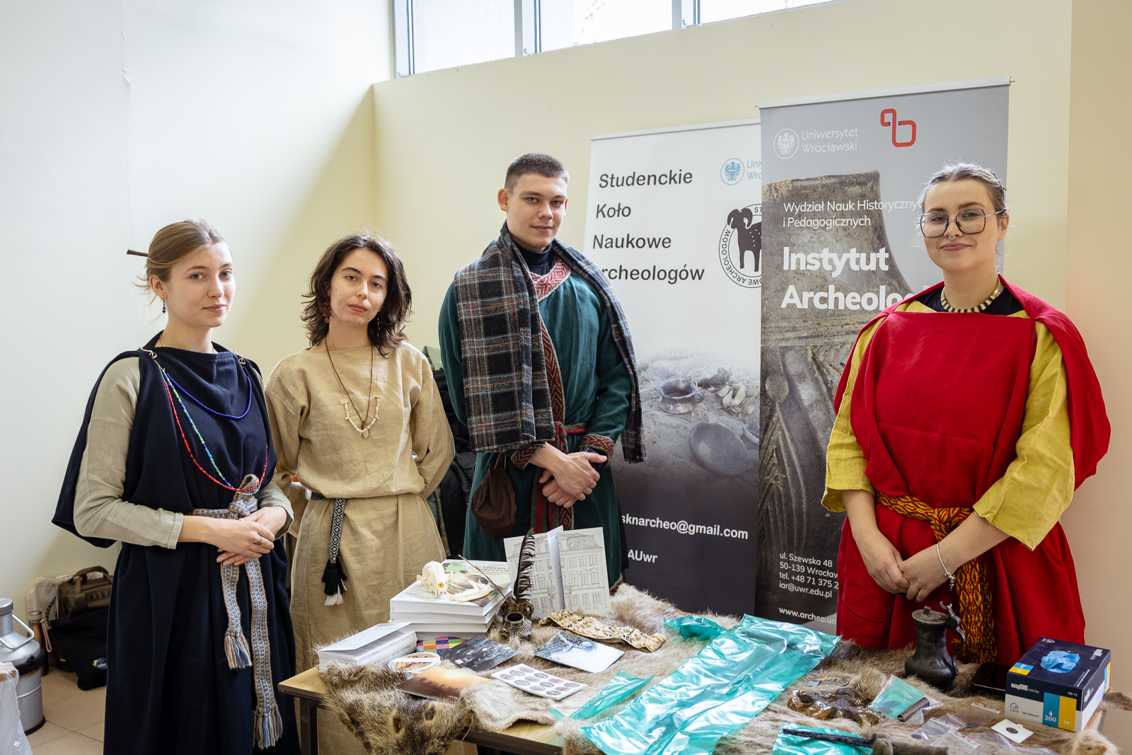 młodzi ludzie w strojach historycznych