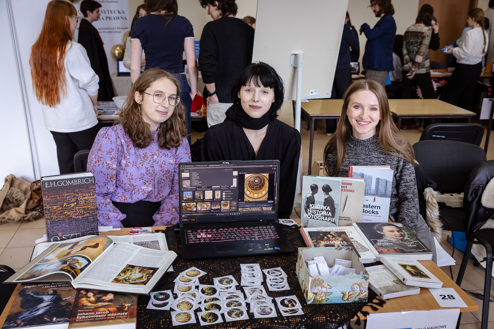 grupa młodych ludzi przy stoliku