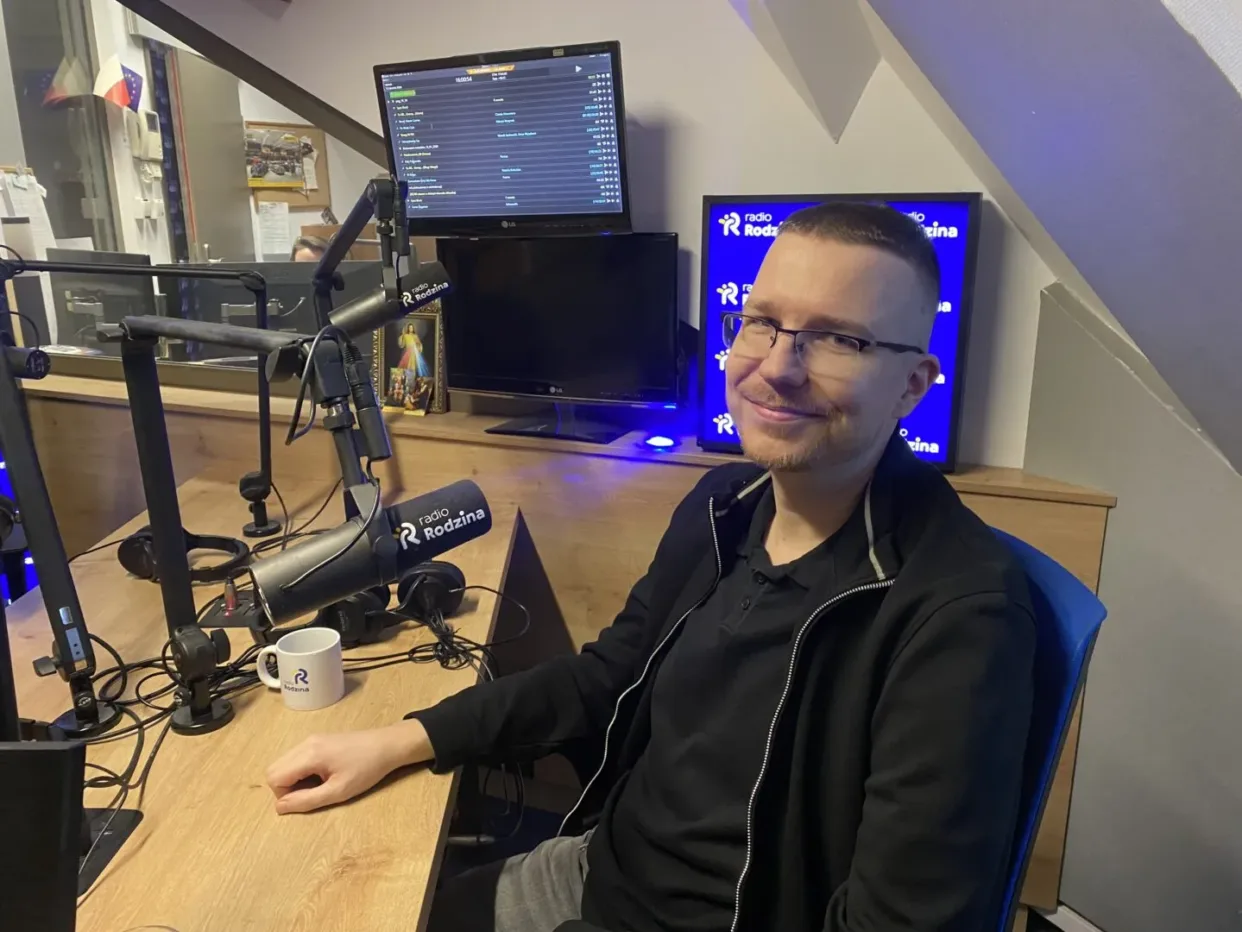 Mężczyzna udzielający wywiadu w Radiu.