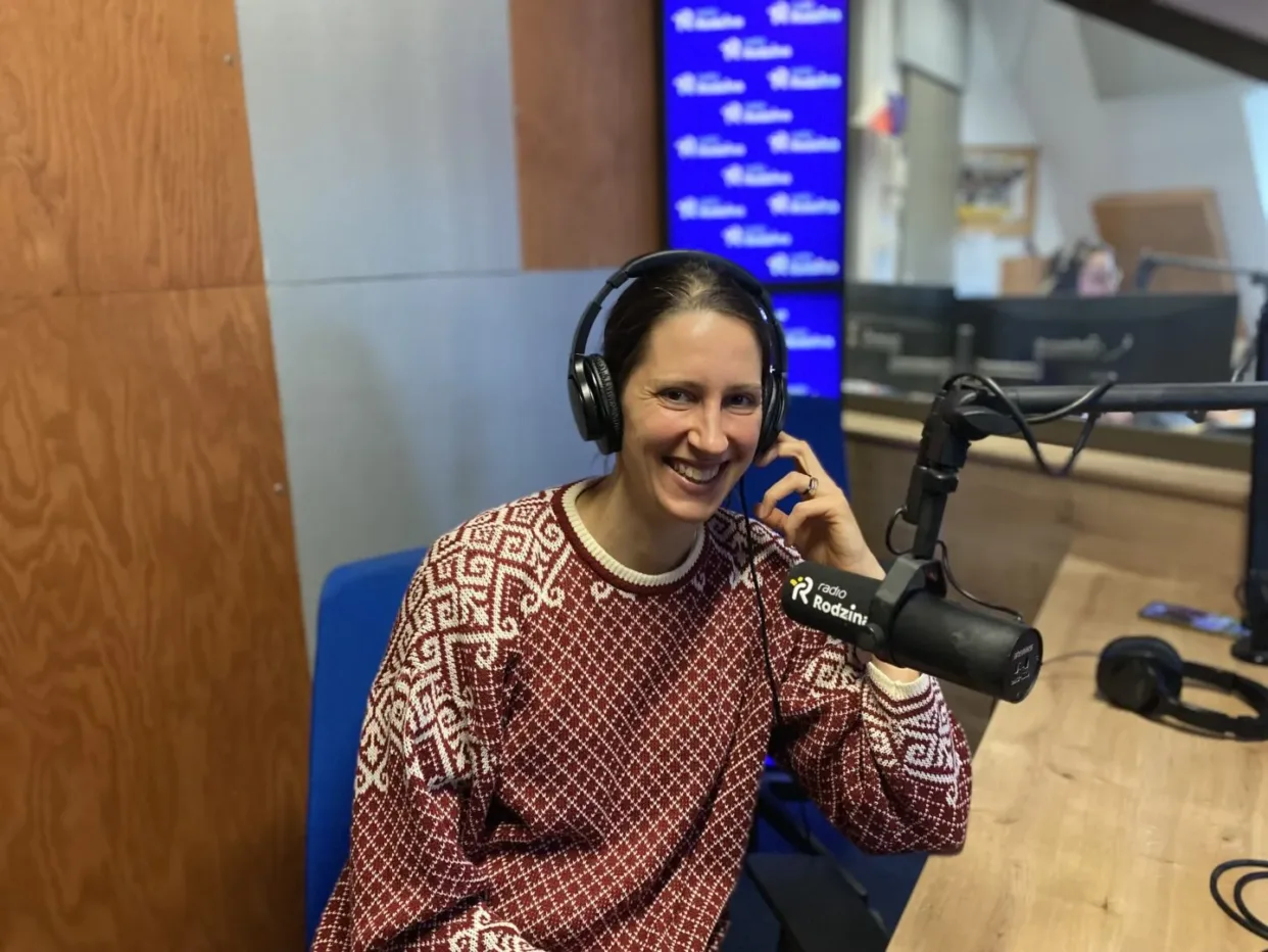 Mężczyzna udzielający wywiadu w Radiu.