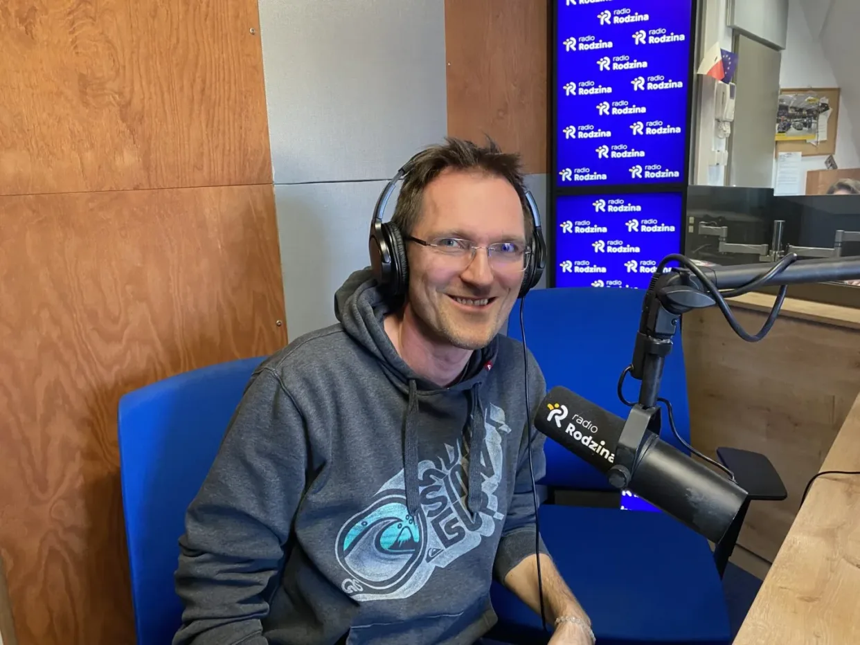 Mężczyzna udzielający wywiadu w Radiu.