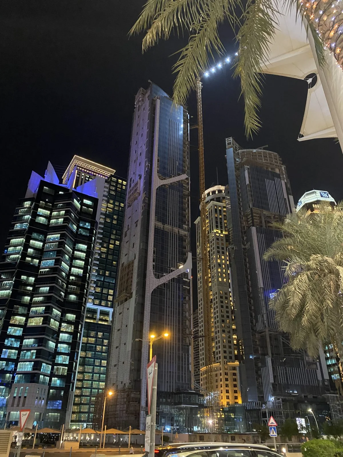 wieżowce nocą w nowoczesnym mieście