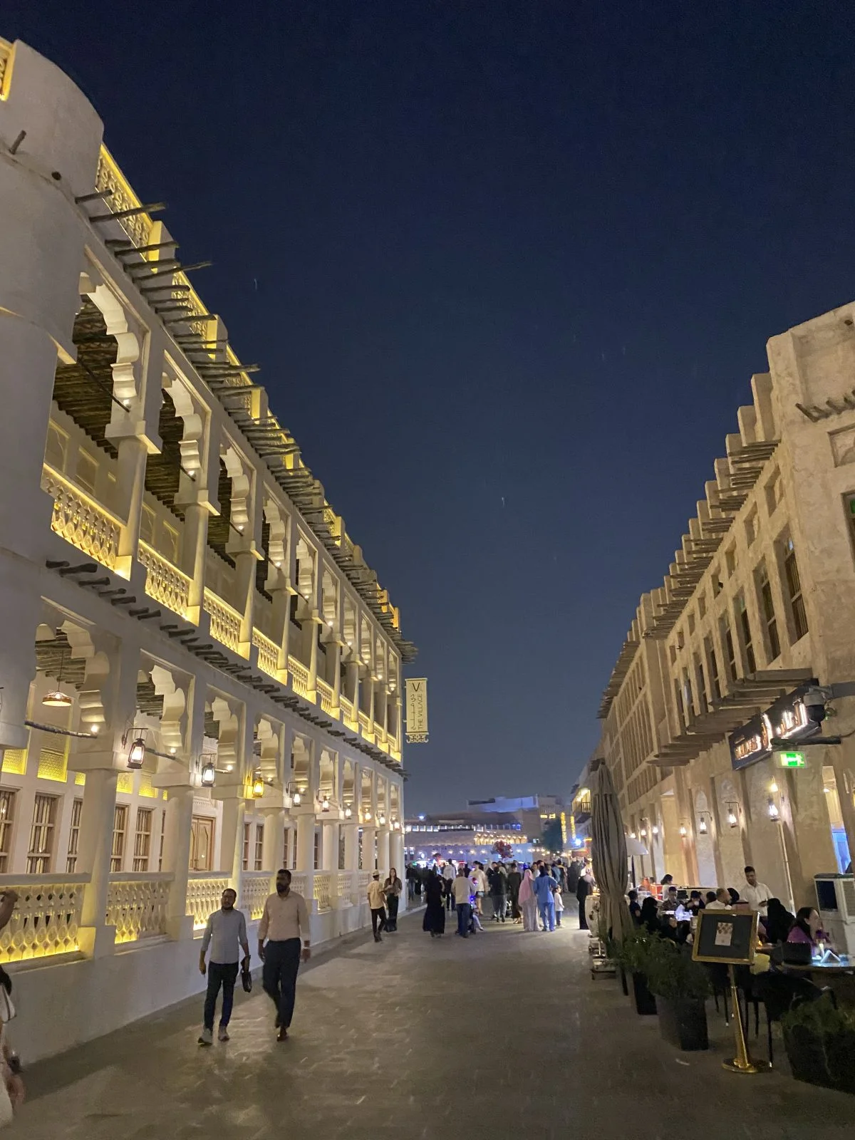 ulica w nowoczesnym arabskim mieście